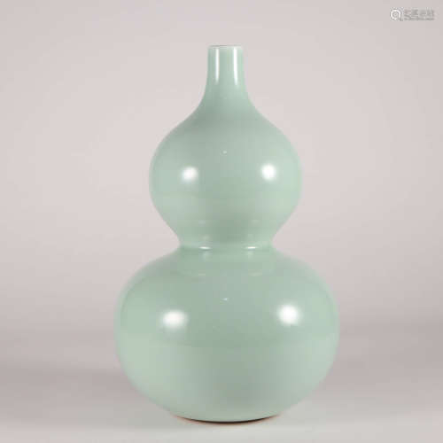 A Pea Green-glazed Porcelain Gourd-shaped Vase