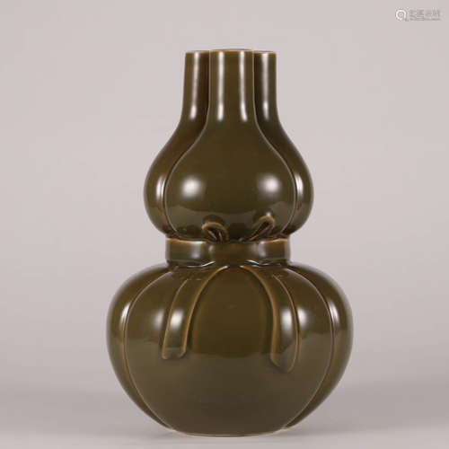 A Tea-dust-glazed Porcelain Three Tubes Gourd-shaped Vase