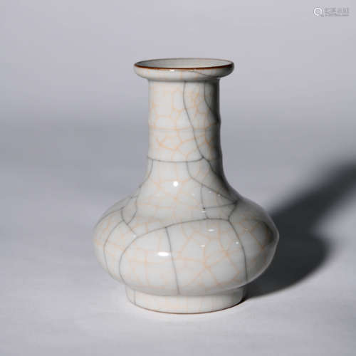 A Ge-glazed Xuan Pattern Porcelain Vase