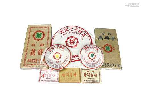 2000年  “宫廷普洱王”、“云南普洱茶砖”普洱茶八件一组