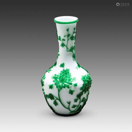 A CHINESE ANTIQUE OVERLAY GLASS VASE, QIANLONG PERIOD
