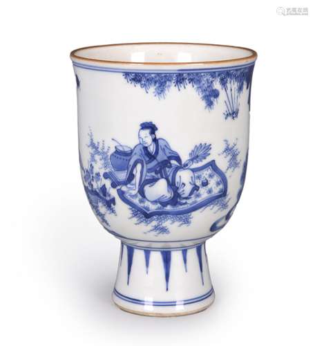 A blue and white figure porcelain stem cup