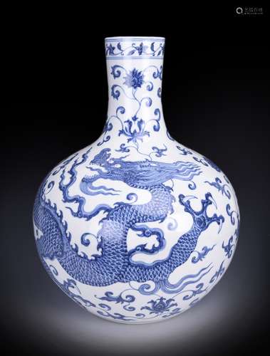 A blue and white dragon porcelain tianqiuping