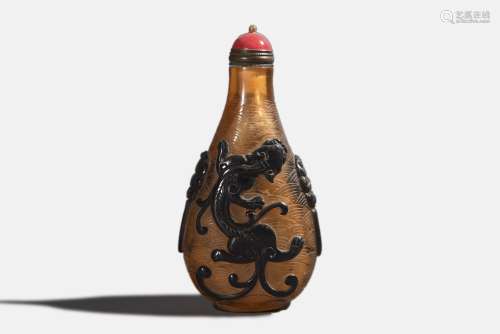 A black chi dragon patterned amber glass snuff bottle