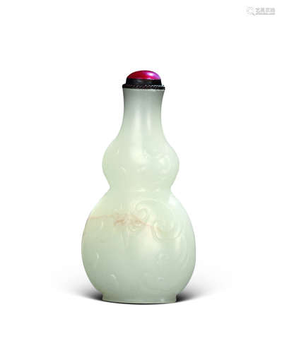 A white jade gourd-shaped snuff bottle