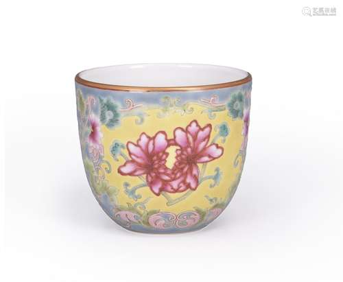 A famille rose flower porcelain cup