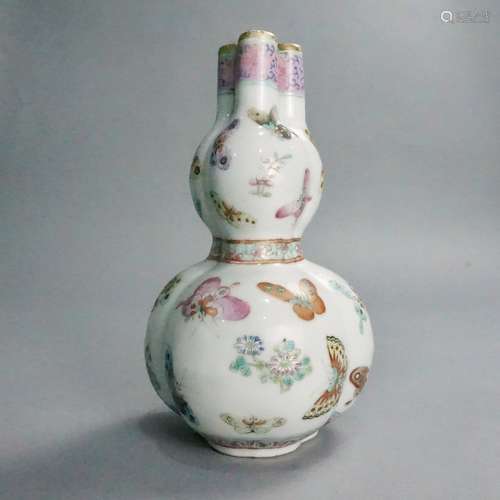 A famille rose butterfly porcelain gourd-shaped vase