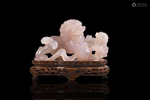 A ross quartz carved lion ornament