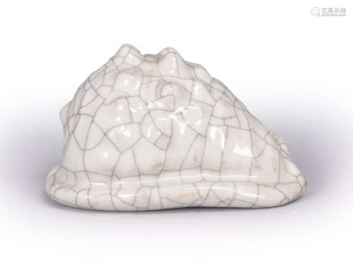 A Ge kiln glazed porcelain conch ornament