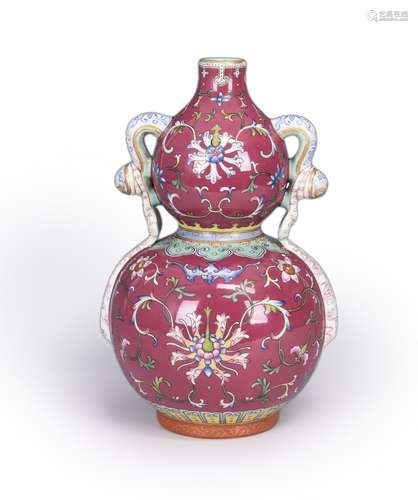 A famille rose flower porcelain gourd-shaped vase