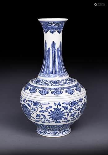 A blue and white interlocking flower porcelain vase