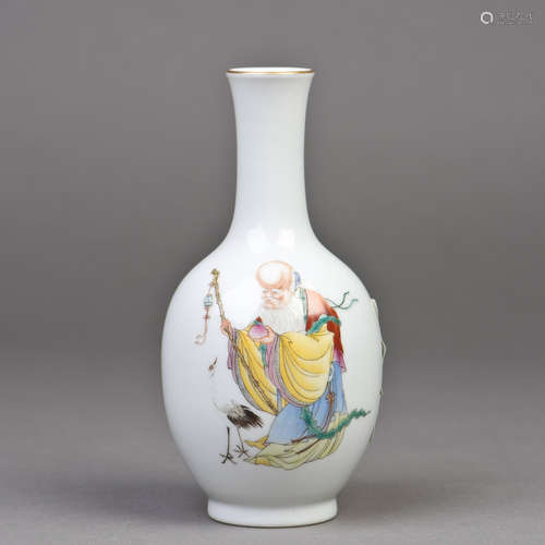 A CHINESE FAMILLE ROSE PORCELAIN VASE