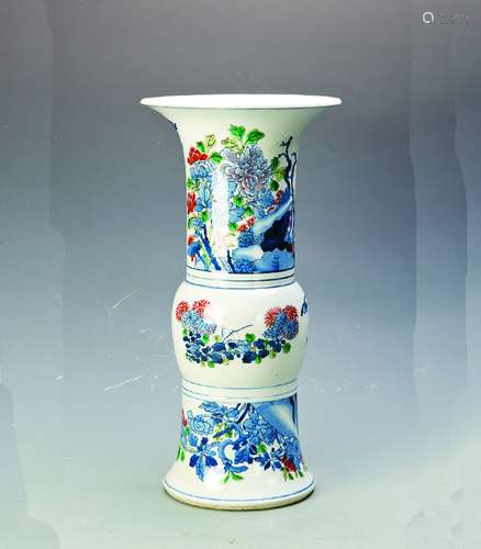 A CHINESE ANTIQUE FAMILLE ROSE FLORAL BEAKER VASE