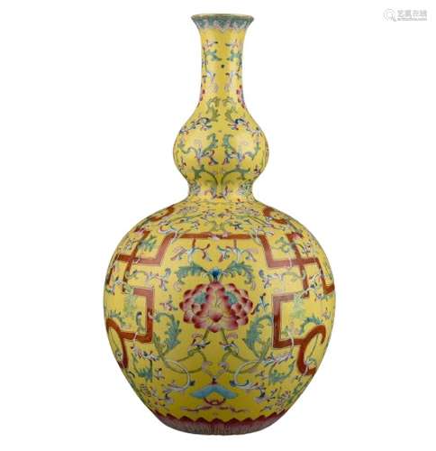 Chinese Famille Rose Porcelain Vase Qianlong Mark