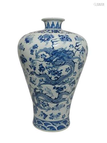 Chinese Blue and White Porcelain Vase Qianlong Mark