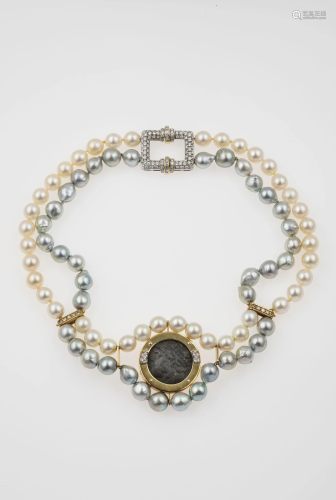 Girocollo composto da perle bianche e grigie con moneta