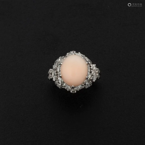 Anello con corallo rosa taglio cabochon e diamanti,