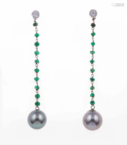 Orecchini pendenti con perle Tahiti, piccoli smeraldi e