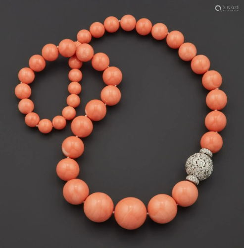 Importante collana di corallo con boules degradanti,