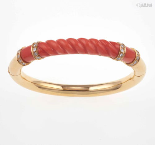 Bracciale rigido con corallo inciso e diamanti,