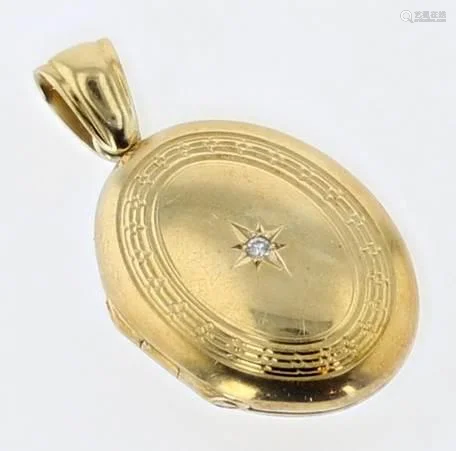 18K Oval Diamond Picture Locket