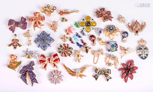 (35) Pc Collection of Joan Rivers Brooches