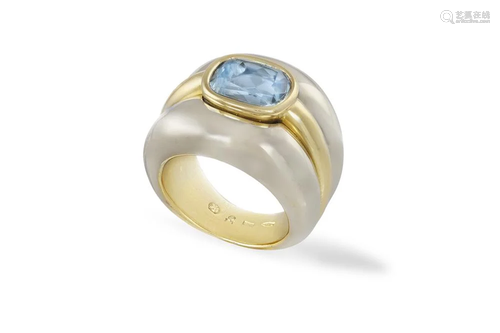 AN AQUAMARINE RING The central cushion mixed-cut