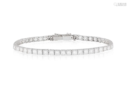 A DIAMOND LINE BRACELET The articulated bracelet