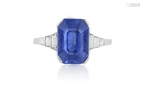 A FINE ART DECO SAPPHIRE AND DIAMOND RING, CIRCA 1920