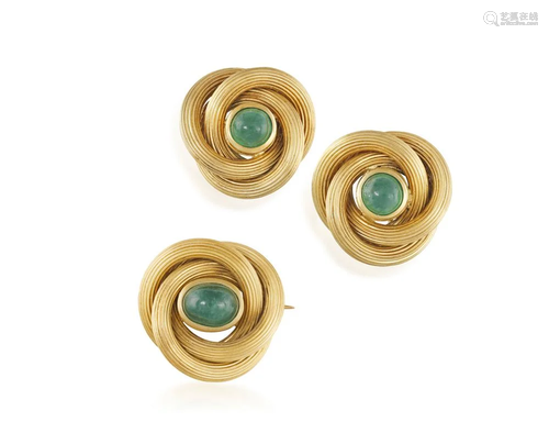 A PAIR OF EMERALD EARRINGS WITH A BROOCH EN SUITE, BY