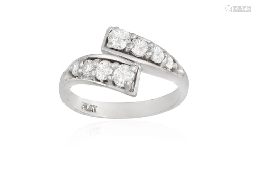 A DIAMOND RING Of crossover design set with graduated