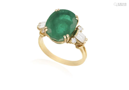 AN EMERALD AND DIAMOND DRESS RING Composed of a central