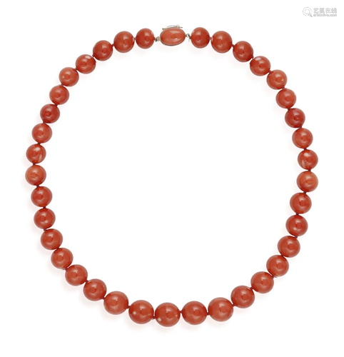 A FINE CORAL BEAD NECKLACE Composed of a single ro…