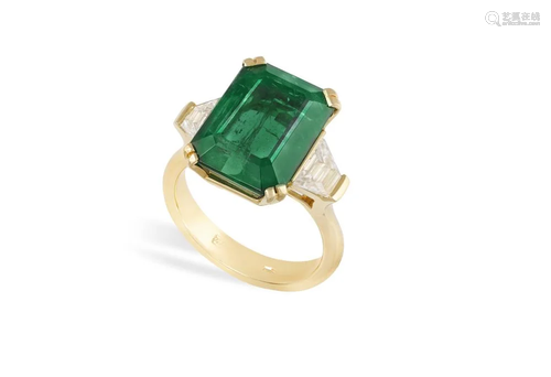 AN IMPRESSIVE EMERALD AND DIAMOND RING The cut-cornered