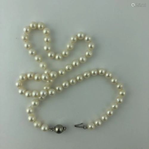 One strand pearls necklace