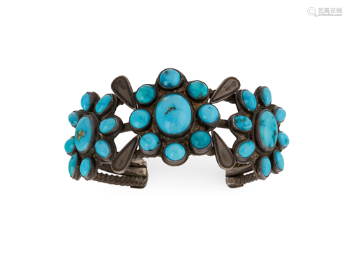 An early Zuni cluster-style bracelet