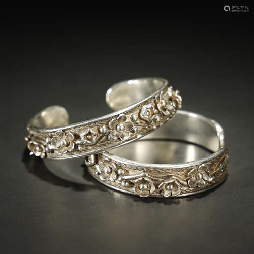 CHINESE QING DYNASTY,A PAIR OF FINE SILVER BRACELETS