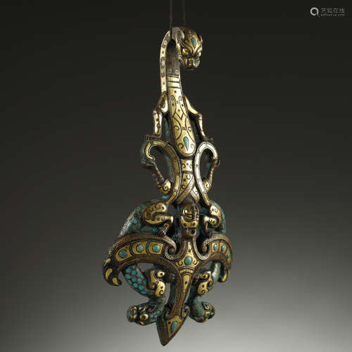 CHINESE GOLD AND TURQUOISES-INLAID BRONZE GARMENT HOOK