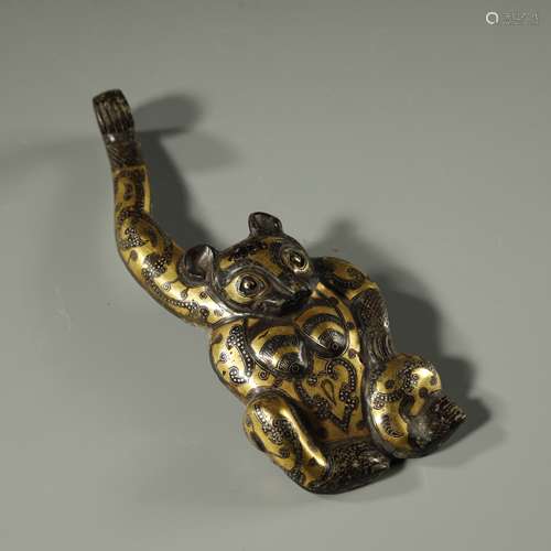 A RARE GOLD AND SILVER BRONZE GARMENT HOOK ,WARRING STATES P...