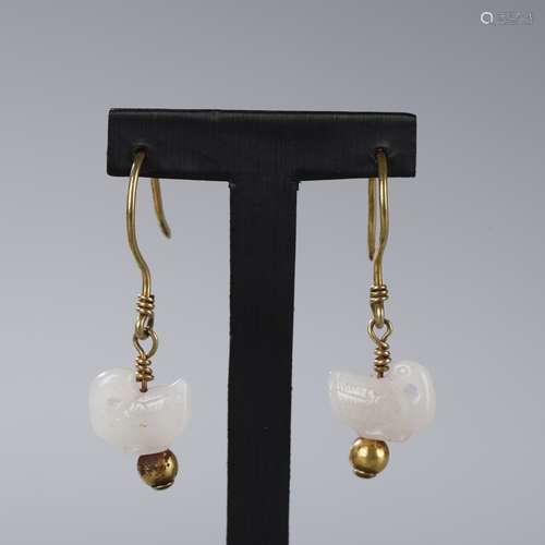 A PAIR OF FINE JADE EARDROPS,TANG DYNASTY