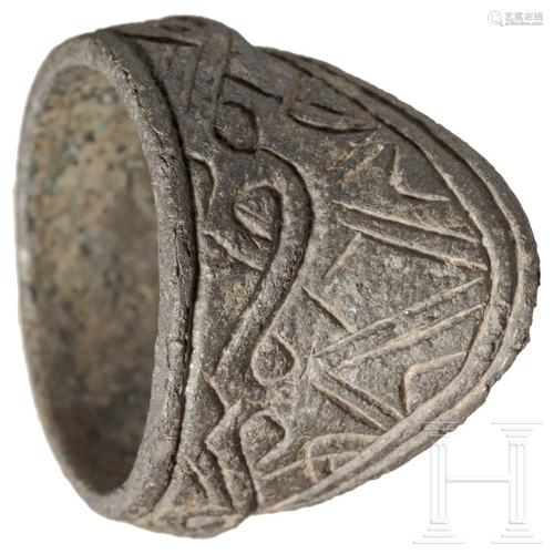 An archer's ring showing Odin's ravens Huginn and