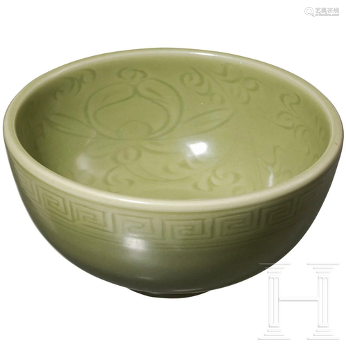 A Chinese bowl with floral decoration, early 20th