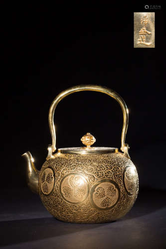 昭和时期，德川家徽浮雕缠枝纹鎏金提梁壶，