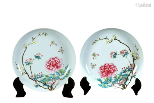 PAIR OF FAMILLE ROSE 'FLORAL' CHARGERS