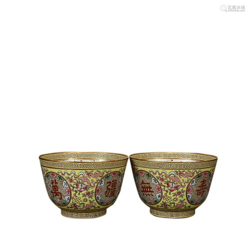 PAIR OF YELLOW GROUND FAMILLE ROSE 'FLORAL' BOWLS