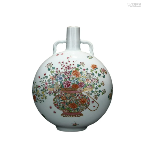 FAMILLE ROSE 'FLORAL' FLAT VASE WITH HANDLE
