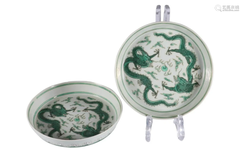 GREEN 'DRAGONS PURSUING PEARL' PLATE