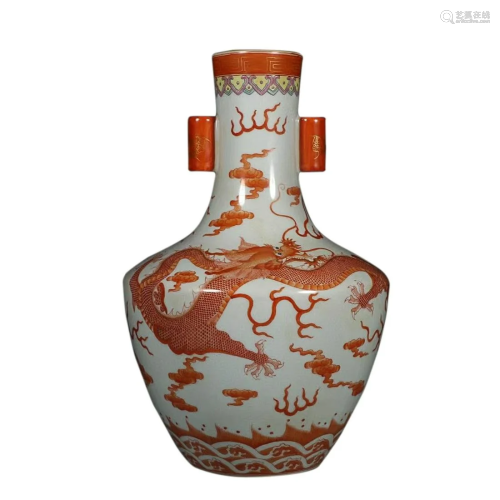 FAMILLE ROSE 'DRAGON' VASE WITH HANDLES