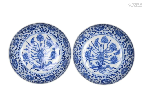 PAIR OF BROW GLAZED AND BLUE & WHITE 'LOTUS' PLATES