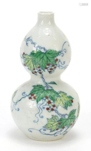 Chinese porcelain doucai double gourd vase hand painted